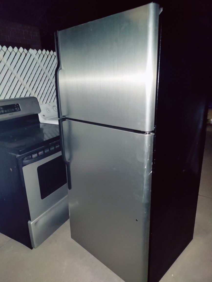Ge Refrigerator With A Ice Maker
