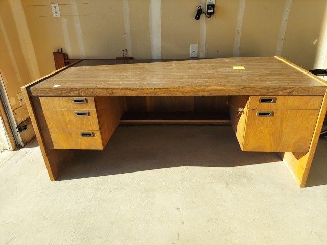 Executive Desk With Lockable Drawers