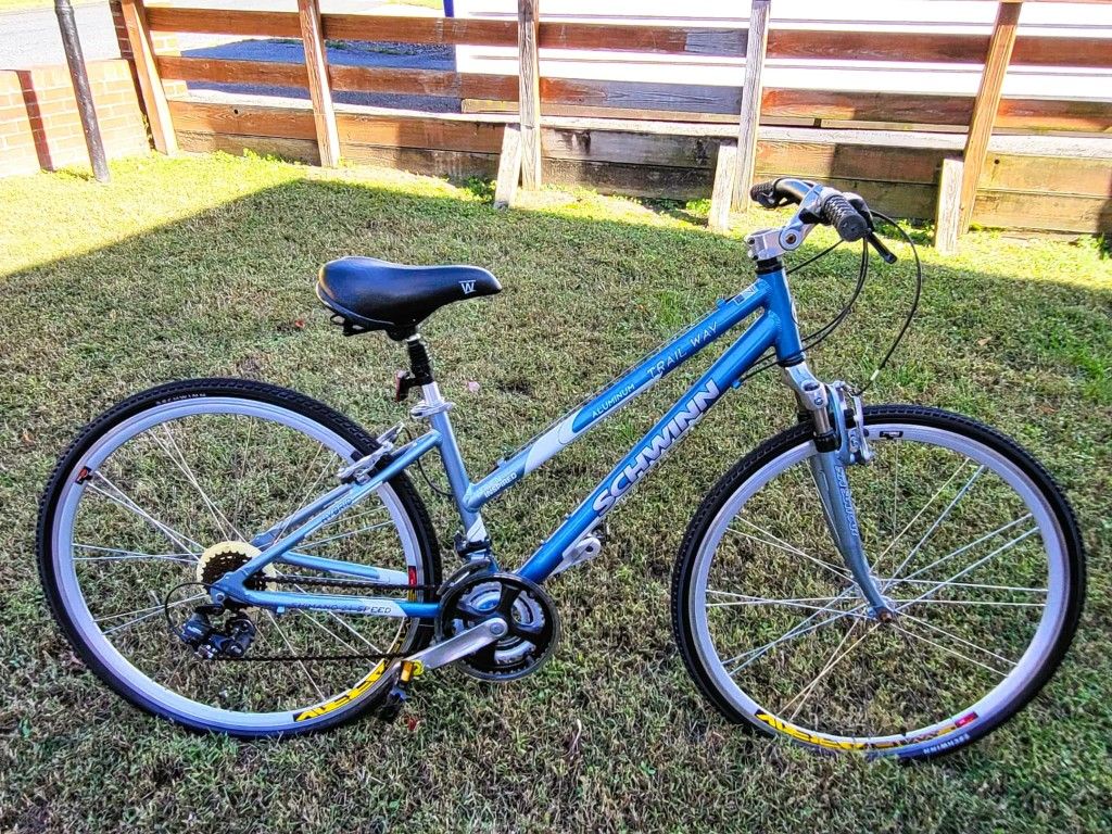 Schwinn trail way 700c hybris bike - 21 speed - Aluminum - $125 (Pasadena)