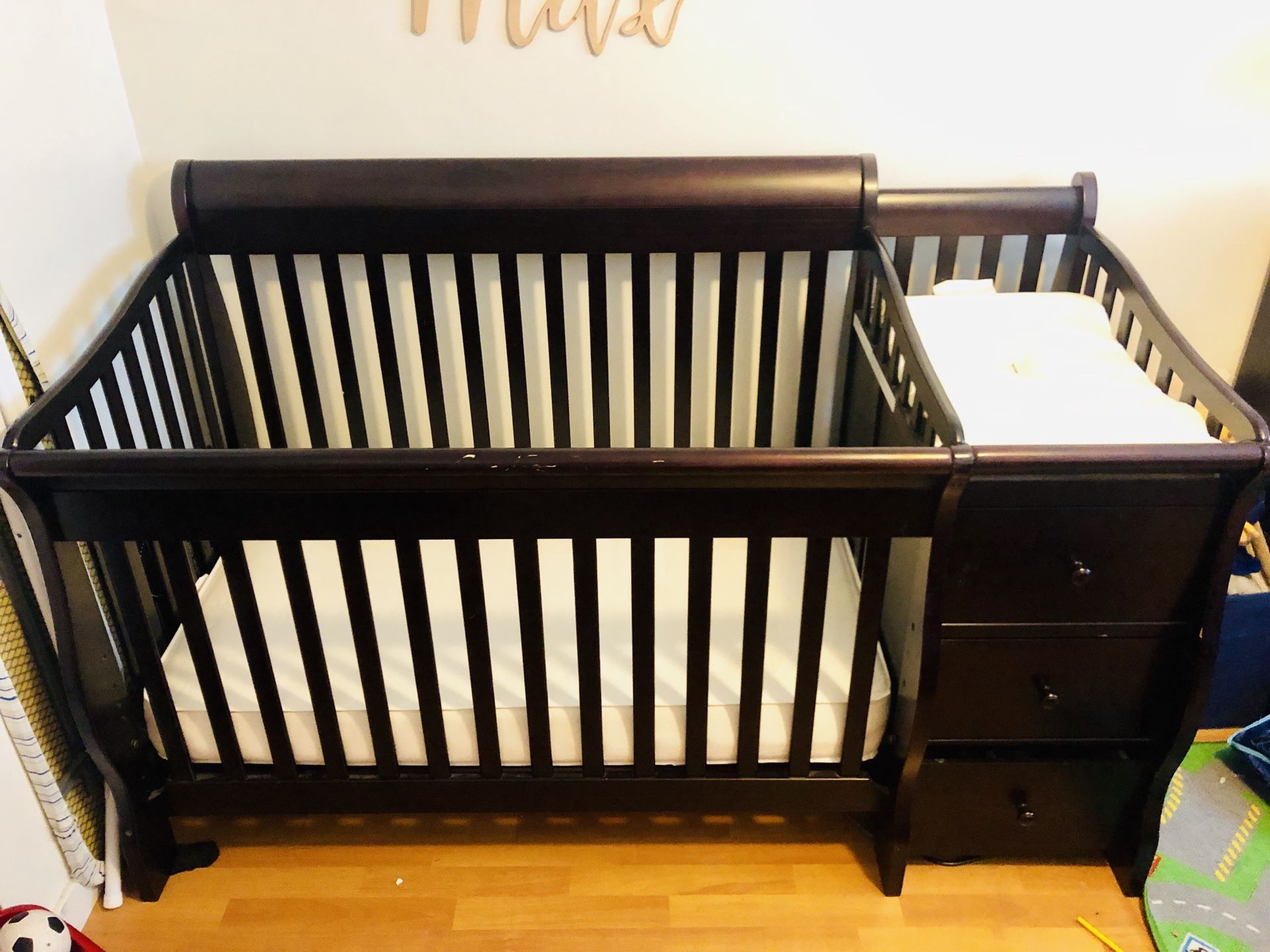 4-1 convertible crib and changing table