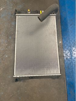 radiador de refrigeración de motor de automóvil tipo PA66-GF30, diseñado con tanques de plástico y un núcleo de aluminio para intercambiar calor.