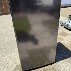 Midea Mini Fridge 3.3cu Ft