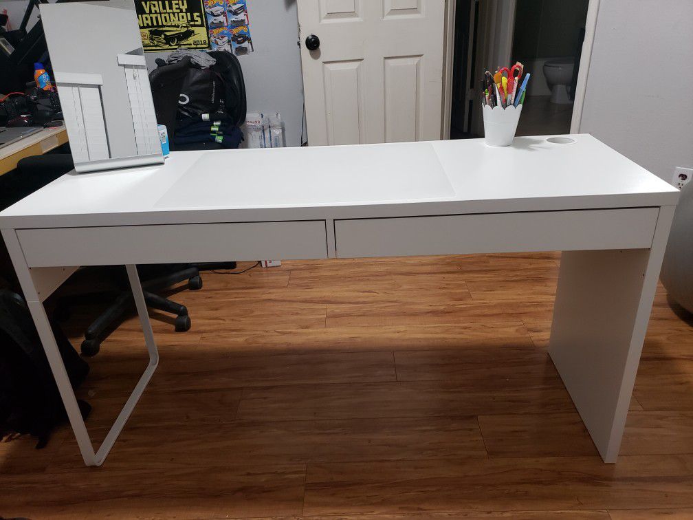 Ikea desk / vanity w/chair