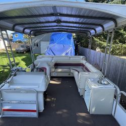 24’ Pontoon Boat