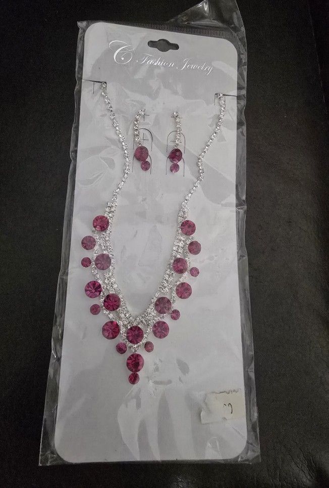 Conjunto De Collar Y Aretes Con Piedras Rosas Y Blancas