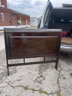 Queen size sleigh bed