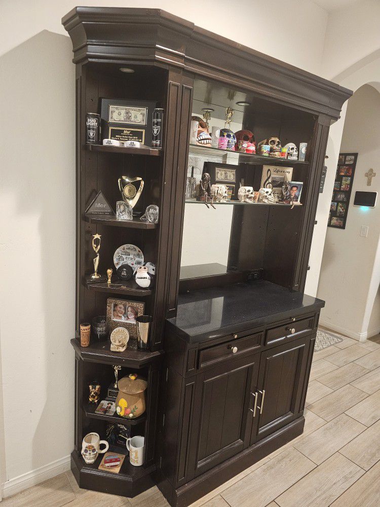 MUST SELL!!!! Bar base /hutch with 2 corner shelves