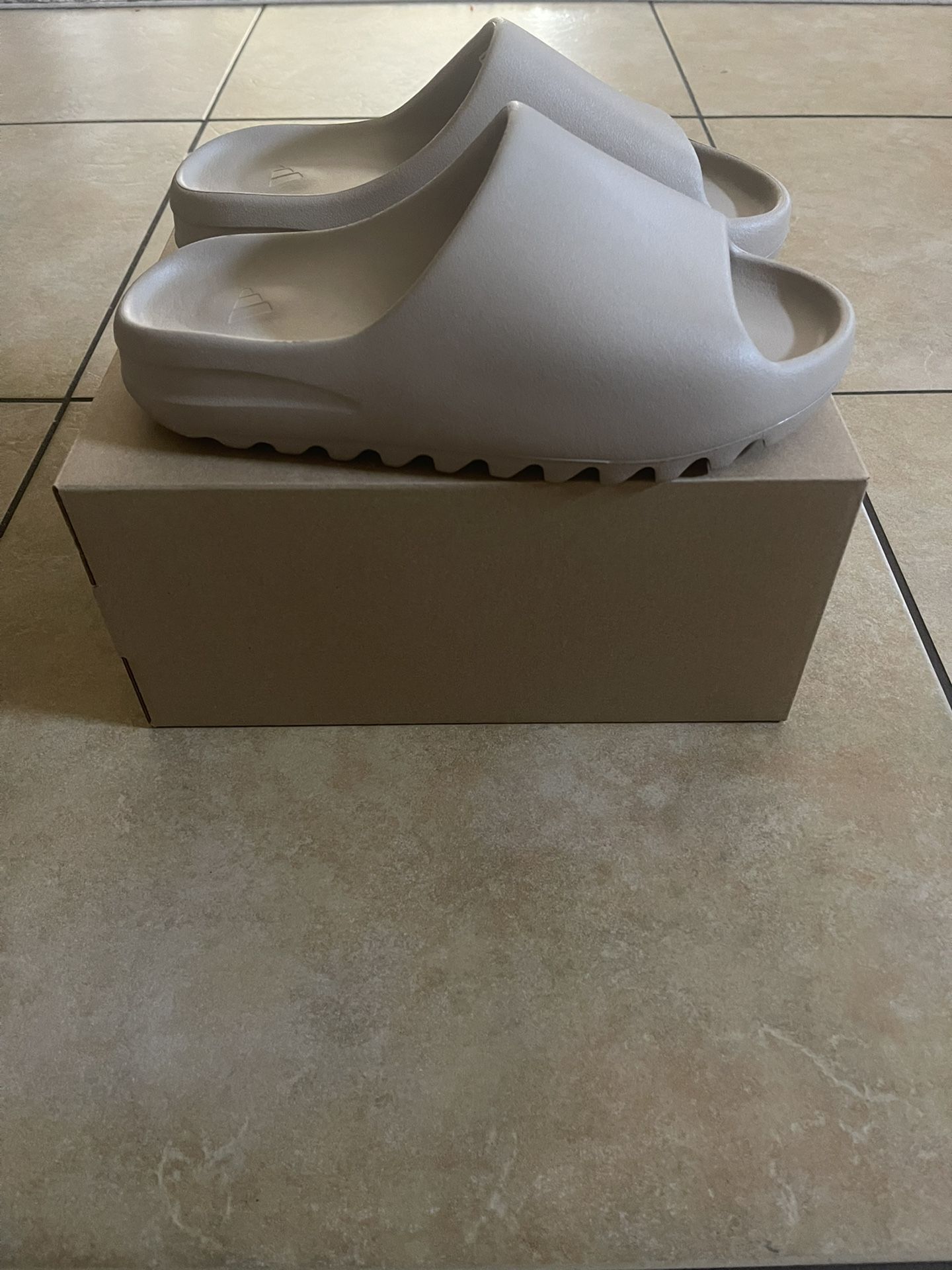 ADIDAS YEEZY SLIDE “PURE” SIZE 9 for Sale in Riverside, CA