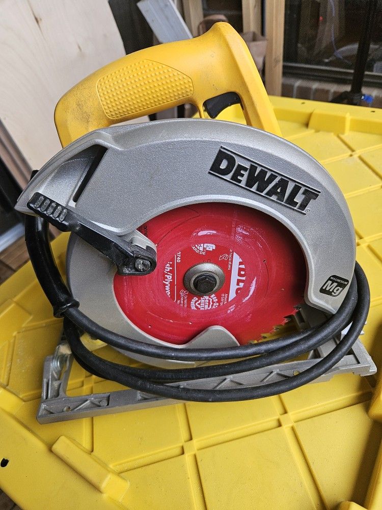 DeWalt 15 Amp 7-1/4 in. Circular Saw With Blade