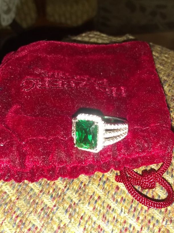 Emerald Silver Ring W Saphires