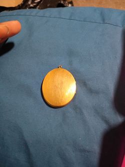 GOLD PICTURE LOCKET