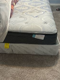 Queen mattress (read below)!!!!