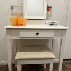 VANITY SET..WHITE COLOR.