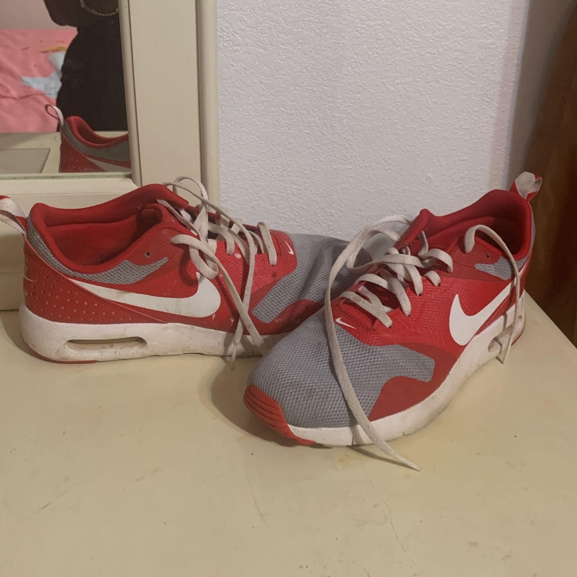 Nike Tennis Shoes Size 7