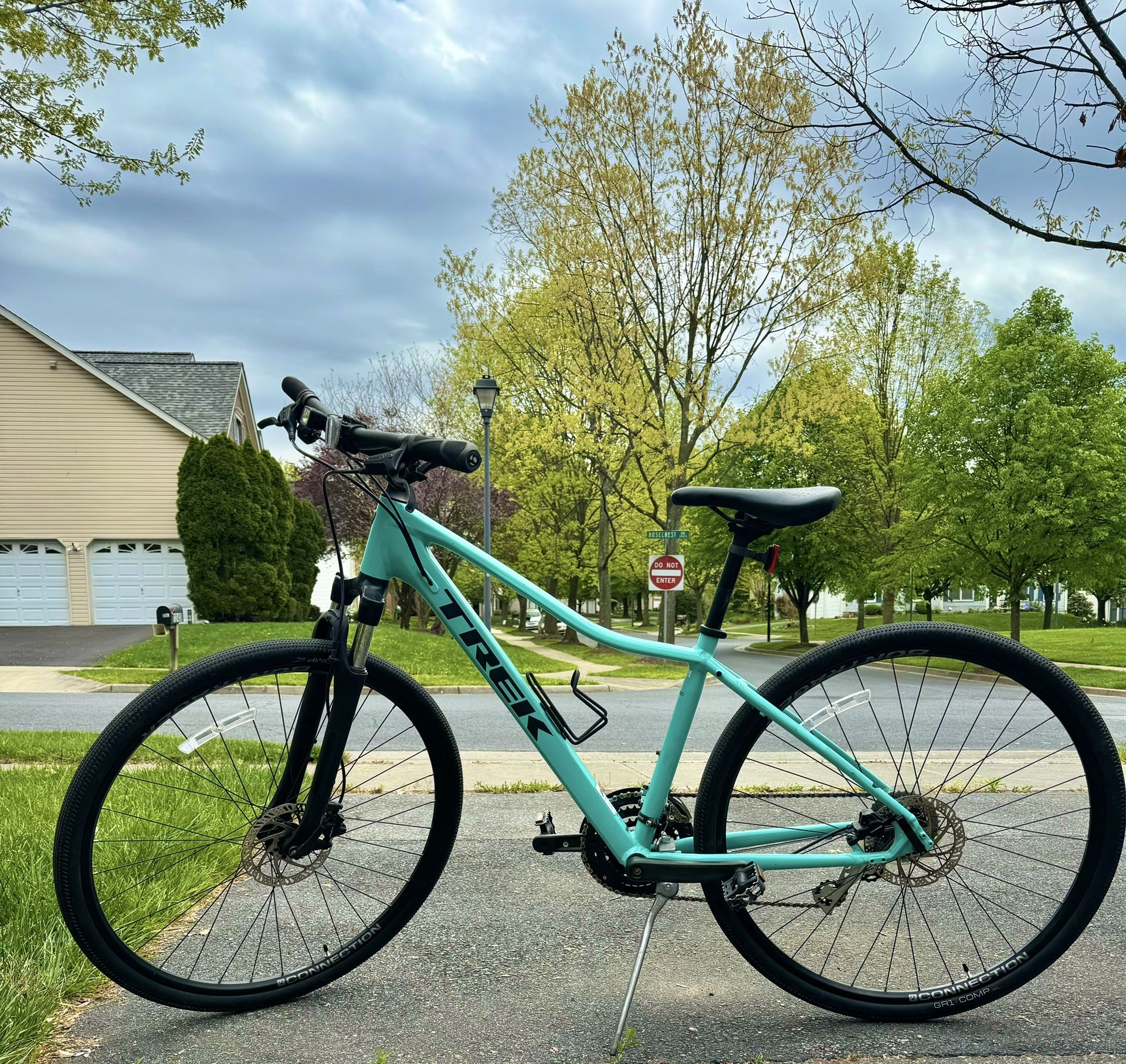 Trek Dual Sport 2 Mountain Bike. Aluminum Medium 17.5 “ Frame. 24 Speed. Bontrager 700C Tires. Disk Brakes. Excellent 