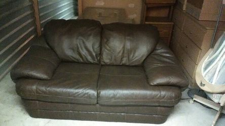 Clean brown leather couch for sale no damage. Delivery available!! Make me an offer