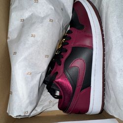Air Jordan 1 Low SE Beetroot (women Size 7)