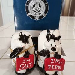 WARNER BROS PEPE LE PEW PENELOPE MAGNETIC SALT PEPPER SHAKER COLLECTIBLE LOONEY TUNES GIFT