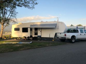 White Fifth Wheel Travel Trailer with 4 slidesRV
