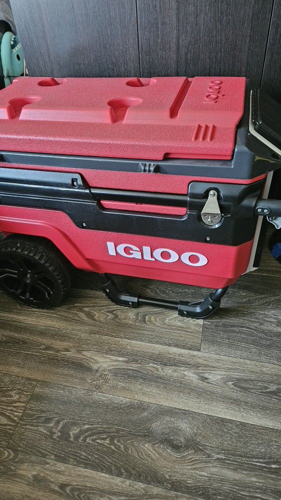 BRAND NEW IGLOO Ice Chest
