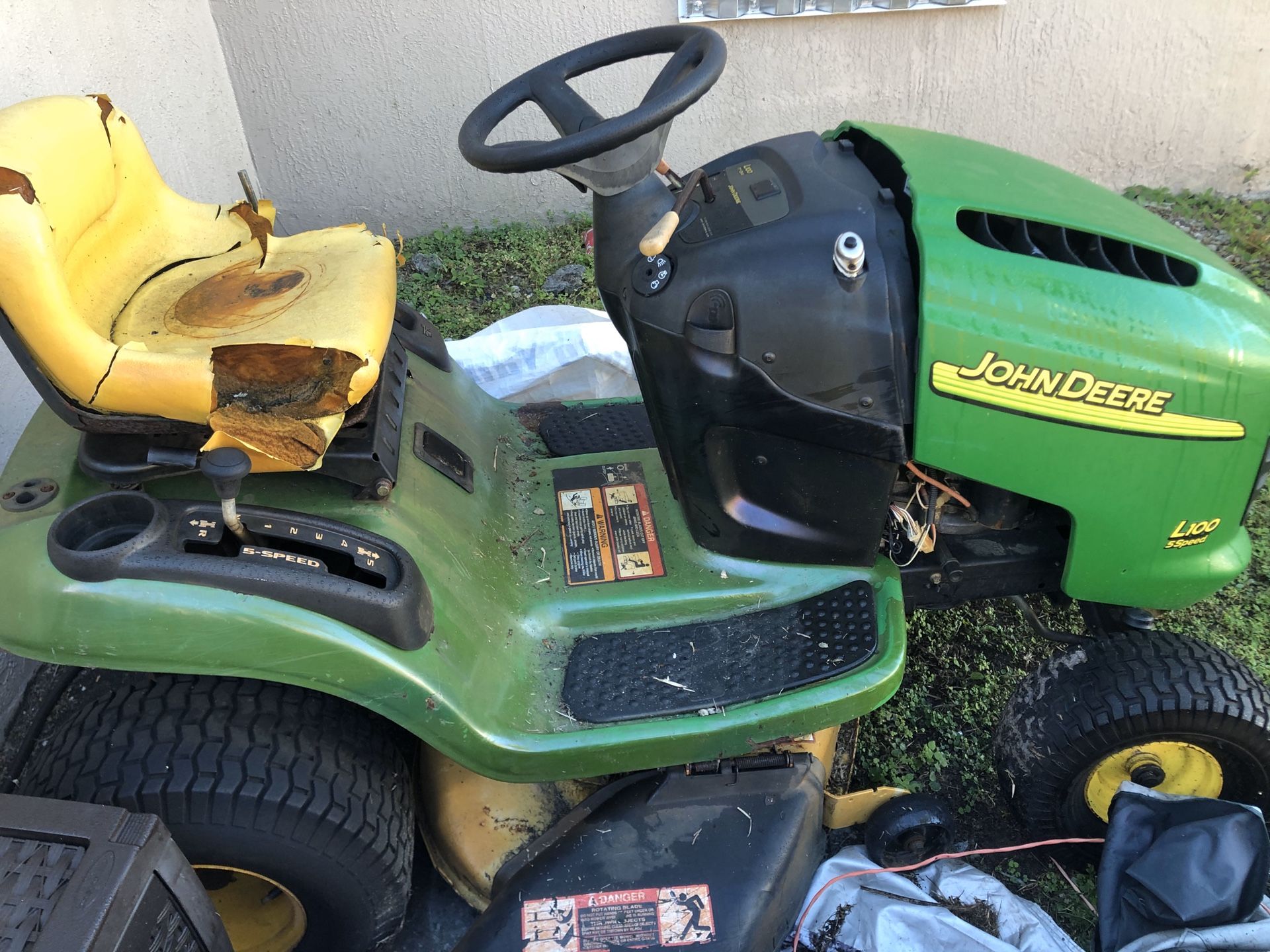 John Deere l100 tractor mower for parts / parting out