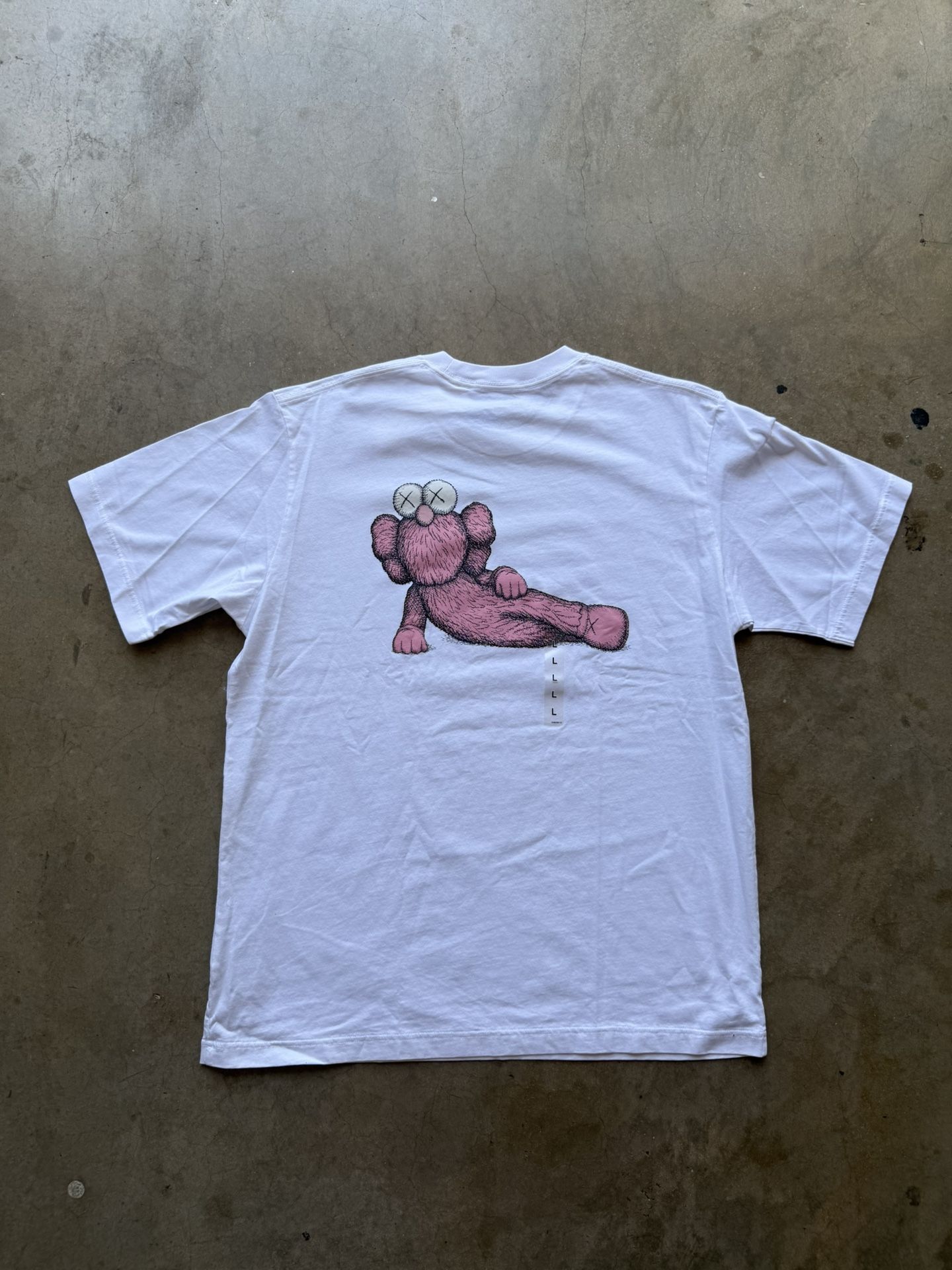 NEW Uniqlo x KAWS Pink Lounging Character Graphic White T Shirt