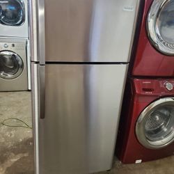 Frigidaire Top-Freezer Refrigerator 