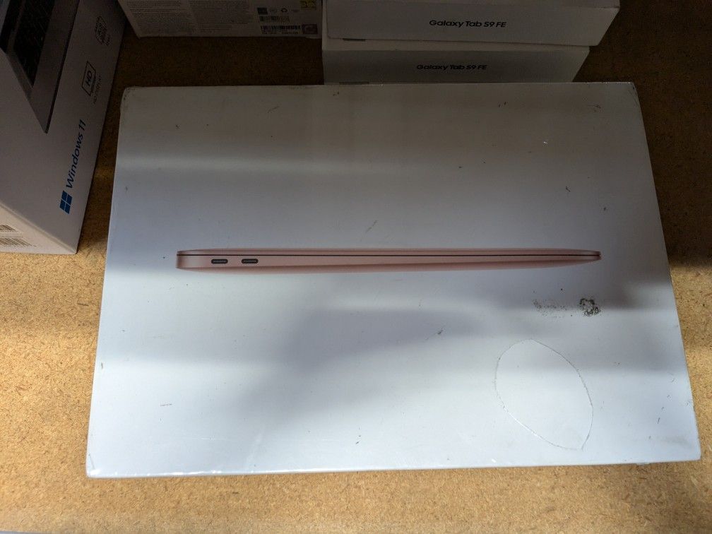 Apple 2020 MacBook Air with 1.1GHz Intel Core i3, 13-inch, 8GB RAM, 256GB SSD Storage, - Gold