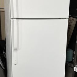 28” Top-Freezer Refrigerator WHITE