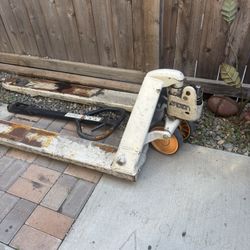 Crown Pallet Jack ( For Parts Or Fix It)!!!