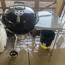 Weber grill and smoker with  With Instant On/off Table Tray Attachment! All extras in pic Included! All the things needed To smoke  your meats Includ 