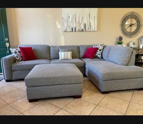 DELIVERY AVAILABLE 🚛! Beautiful Grey sectional couch from COSTCO LIKE NEW