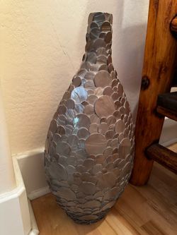 Standing  pot with unique overlaid discs surface
