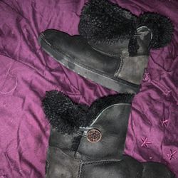 Size 13 little girl UGGs I guess unisex super comfortable just grown out of them