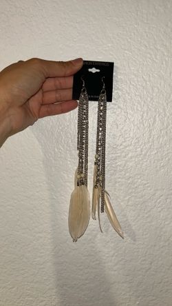 Boho Feather Chain Dangle Earrings – Silver & Cream