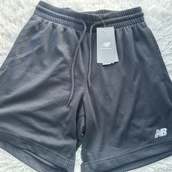 Experience comfort with New Balance charcoal shorts. Ideal for sports and leisure.