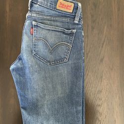 Levis 524 Skinny Juniors W27-L32