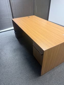 Desk w key
