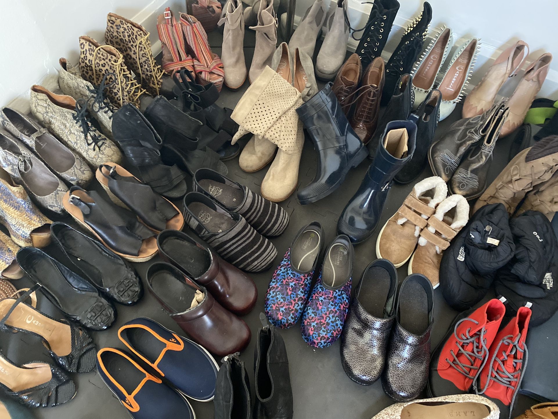 150 pairs of designer shoes and boots Selling a complete lot