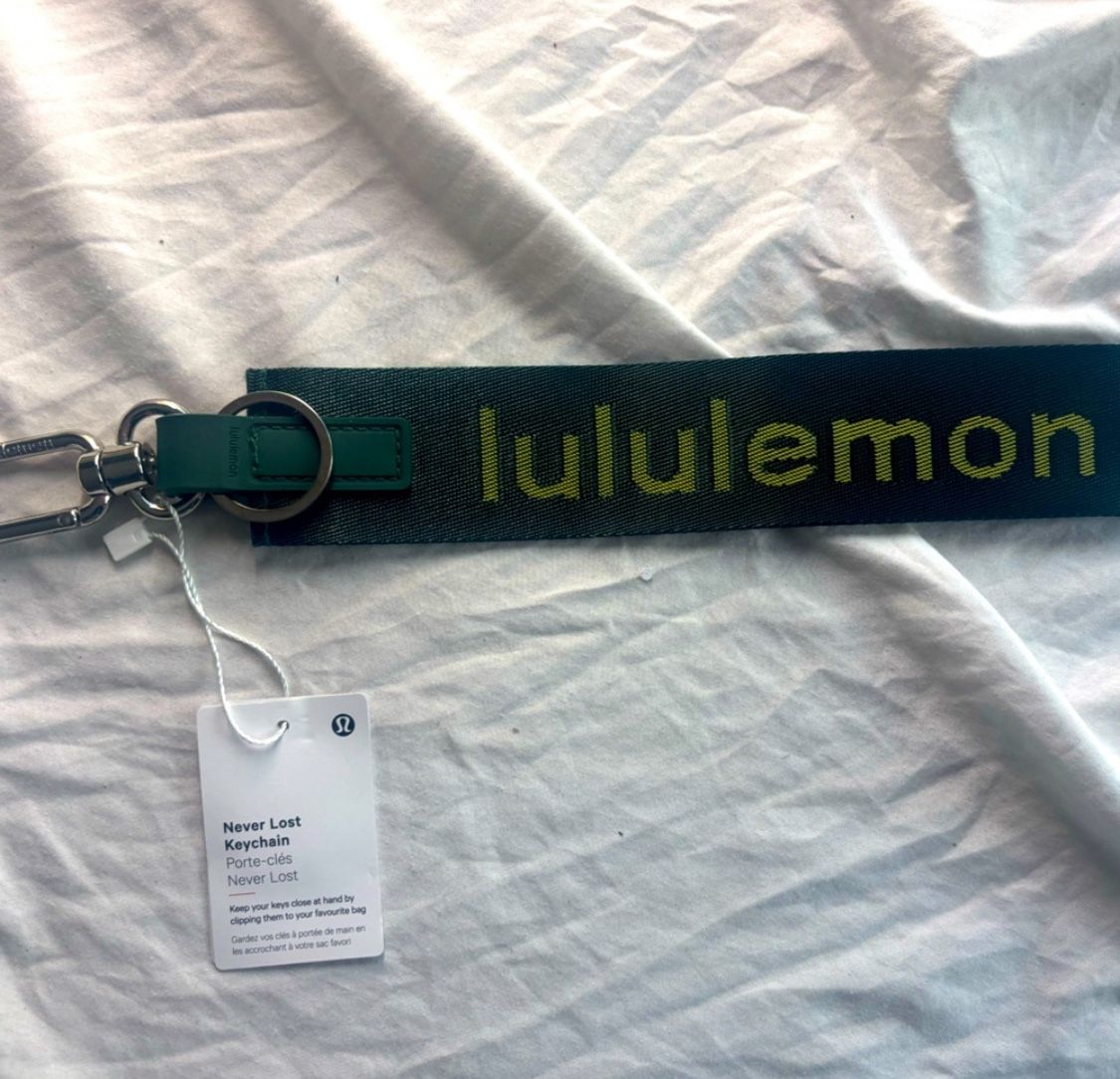 Lululemon never lost keychain forest green brand new