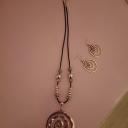 Beautiful Silver Necklace And Earring Set