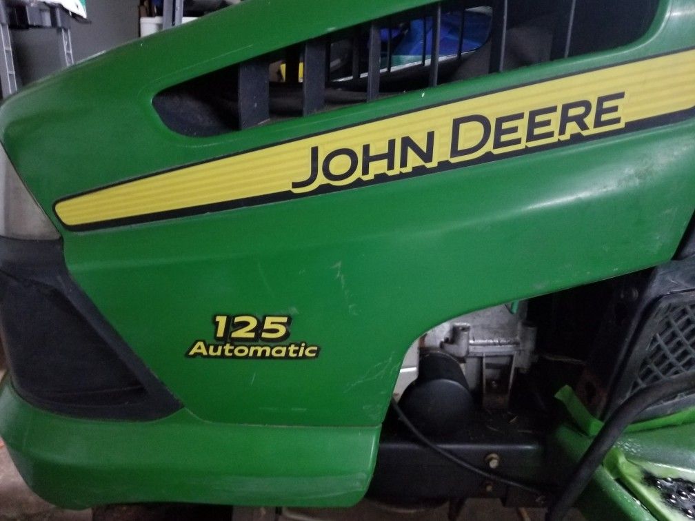 JOHN DEERE 125 AUTOMATIC LAWN TRACTOR