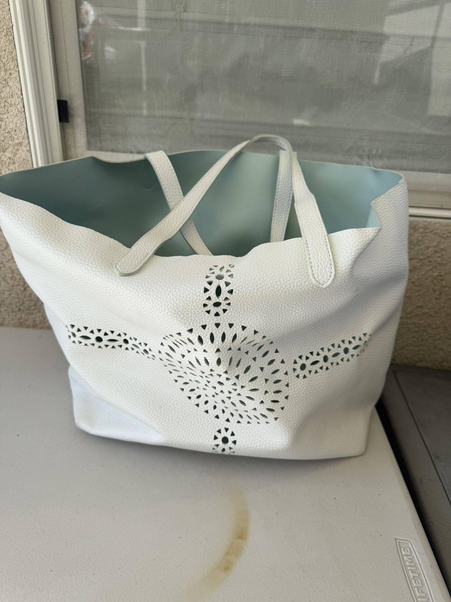 BIG WHITE PURSE Good Condition $8