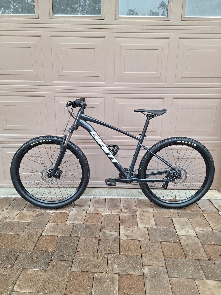 GIANT TALON 4 MOUNTAIN BIKE 27.5 INCH LIKE NEW ( CHECK MY OTHER BIKES)