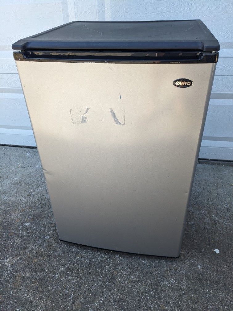 Sanyo Mini Fridge (4.9 Cu. Ft.) Platinum Finish Frost Proof Compact Refrigerator _ 21.5" wide x 34" tall x 23 deep