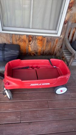 Radio Flyer Red Wagon with Seat Belts