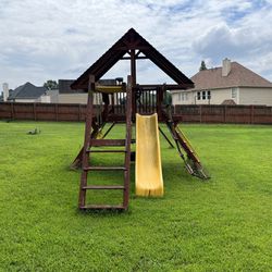 Superior Play System Swing And Wood Playset