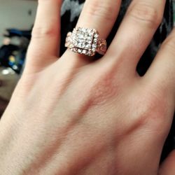 Gorgeous 2 CT Tw Rose Gold 14k Diamond Ring!
