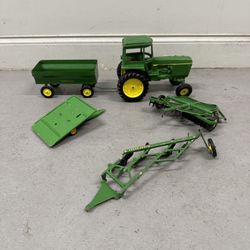 John Deere Tractor 1/16 with trailer wagon,  Accessories VINTAGE (Good condition) PICK UP IN CORNELIU5