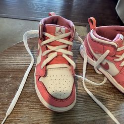 Jordan 1 Low pink trainers. Size US 9